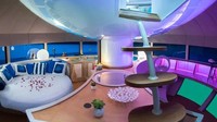 Sedangnya untuk bangian dalam, pod ini mencakup dapur lengkap, kamar tidur berukuran XL, kamar mandi dengan bak bundar yang melimpah, dan area lounge dengan sofa melengkung dan perabotan lainnya.  