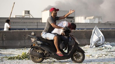 Potret Korban Ledakan Lebanon Dievakuasi dengan Sepeda Motor
