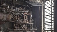  Interior pembangkit listrik yang luas di Hungaria.  