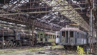 Halaman kereta yang terlantar di Hungaria.  
