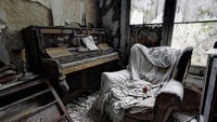 Ruang musik terlantar di sebuah rumah tua yang ditinggalkan di Inggris.  