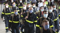 Sejumlah petugas darurat Prancis tiba di Bandara Charles de Gaulle, Paris. Mereka bersiap untuk terbang ke Lebanon untuk bantuan kemanusiaan.