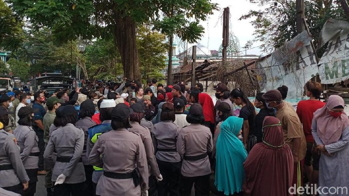 Ratusan rumah warga di bantaran Sungai Karang Mumus (SKM) dibongkar.