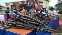 Diketahui, Senjata hasil sitaan yang dicincang berjumlah 563 pucuk senjata laras panjang dan 315 pucuk senjata laras pendek. Selain itu ada pula 107 butir amunisi aktif yang dimusnahkan.