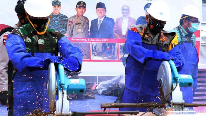 Ratusan Senjata Api Rakitan Dimusnahkan di Palembang Ratusan senjata tajam dimusnahkan Polda Sumatera Selatan. Sejumlah senjata tajam itu dipakai oleh para pelaku kejahatan saat beraksi untuk melukai korban.