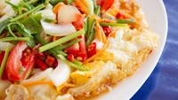 Kalau bosan dengan telur goreng biasa kamu bisa bikin Salad Telur Goreng ala Thailand ini. Telur goreng diberi topping salad yang segar, cocok buat sarapan. Lihat cara membuatnya di resep ini. Foto: iStock