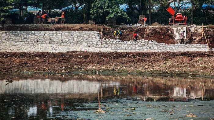Revitalisasi Setu Parigi Tangsel Para pekerja menyelesaikan pekerjaan fisik revitalisasi Setu Parigi, di Pondok Aren, Tangerang Selatan, Banten, Rabu (582020). Saat ini sedang dilakukan revitalisasi setu seperti pengerukan endapan lumpur, membuat jogging track dan perbaikan tanggul untuk mencegah kebocoran. Setu Parigi merupakan tandon raksasa untuk penampungan air saat musim hujan dan mencegah banjir di kawasan Pondok Aren, Tangsel.