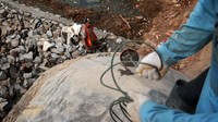 Tanggul diperbaiki untuk mencegah kebocoran. 