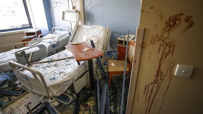 Sebuah rumah sakit di kawasan Beirut, Lebanon, rusak berat akibat ledakan besar yang terjadi di kawasan tersebut. Berikut penampakannya.