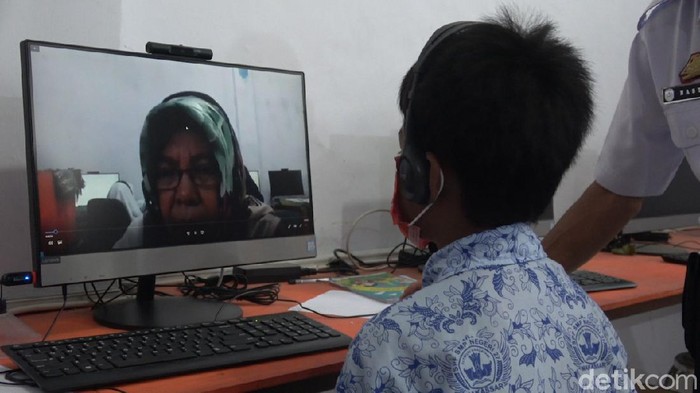Rusli (12), seorang siswa SMP di Makassar memilih pergi ke sekolah saat -temannya yang lain belajar lewat sistem daring (Taufiq-detikcom).