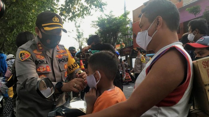 Satu Juta Masker Merah Putih Dibagikan ke Warga Mojokerto Sambut HUT Kemerdekaan RI
