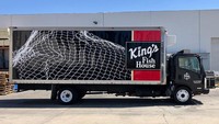Setelah semua seafood dikemas dengan rapih dan aman ratusan kilo seafood ini dikirimkan ke seluruh Amerika. Menggunakan truk besar berpendingin di dalamnya. Foto: Instagram @kingsseafood