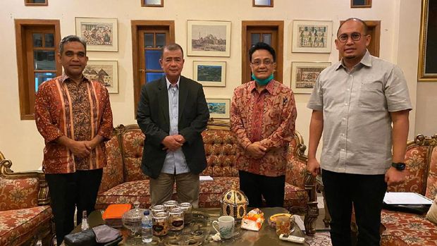 Sekjen Gerindra Ahmad Muzani berdialog dengan Ketua Gerindra Sumbar Andre Rosiade dan Nasrul Abit-Indra Catri, Selasa (4/8) malam.