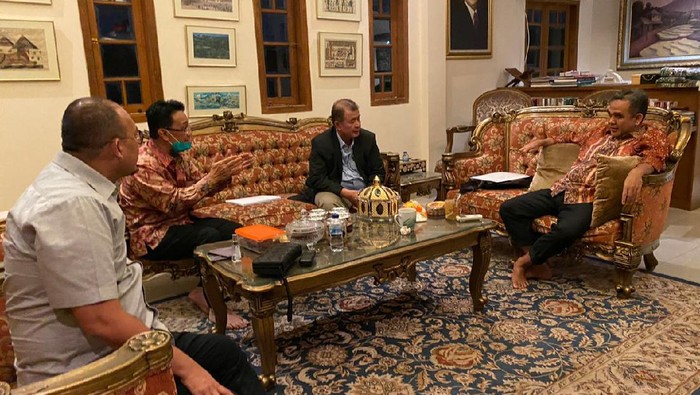 Sekjen Gerindra Ahmad Muzani berdialog dengan Ketua Gerindra Sumbar Andre Rosiade dan Nasrul Abit-Indra Catri, Selasa (4/8) malam.