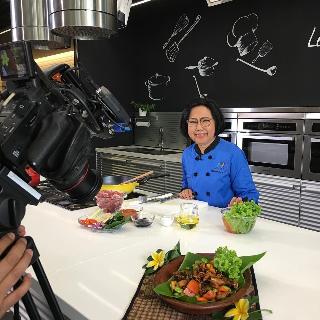 Sisca Soewitomo Gantung Panci