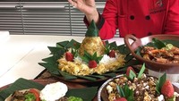 Ini Sisca Soewitomo dengan hidangan yang ia buat. Ada olahan singkong, udang, dan daging sapi di hadapannya. Foto: Instagram @sisca.soewitomo