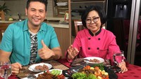 Tak hanya chef Steby saja, Sisca Soewitomo juga pernah memasak bersama chef Billy. Mereka memasak olahan daging sapi saat itu. Foto: Instagram @sisca.soewitomo