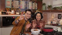 Sebagai seorang senior, Sisca Soewitomo tak segan berkolaborasi dengan yang lebih muda seperti chef Steby Rafael. Saat itu mereka berkolaborasi membuat Asem-asem Iga dan Bongko Pisang Parfait. Foto: Instagram @sisca.soewitomo