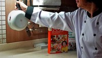 Sisca Soewitomo yang dijuluki sebagai Ratu Boga Indonesia mengunggah fotonya dengan keterangan, Sahabat-sahabatku tercinta, setelah puluhan tahun saya di dunia kuliner dan ribuan resep yang sudah saya ciptakan, ini mungkin saat yang tepat untuk gantung panci. Banyak netizen mengartikan foto ini sebagai pengumuman dirinya akan pensiun dari dunia kuliner. Foto: Instagram @sisca.soewitomo