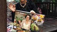 Sisca Soewitomo juga punya banyak buku resep buatannya sendiri. Sudah ada ribuan resep yang ia ciptakan. Dua buku yang ia pegang ini adalah beberapa ciptaannya. Foto: Instagram @sisca.soewitomo
