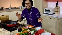 Wanita 71 tahun ini dikenal publik dengan bentuk jarinya yang khas. Beliau juga kerap membentuk jarinya menjadi lambang oke di setiap momen masaknya. Foto: Instagram @sisca.soewitomo