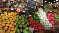 Tak hanya memasak di dapur, Sisca Soewitomo juga kerap berbelanja sendiri di supermarket. Begini momennya saat berbelanja buah-buahan di Gelael Supermarket MT Haryono. Foto: Instagram @sisca.soewitomo
