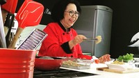 Tagline Mudah bukan membuatnya selalu jadi kalimat yang ia ucapkan ketika selesai memasak. Tagline itupun selalu diingat oleh para penggemarnya. Foto: Instagram @sisca.soewitomo