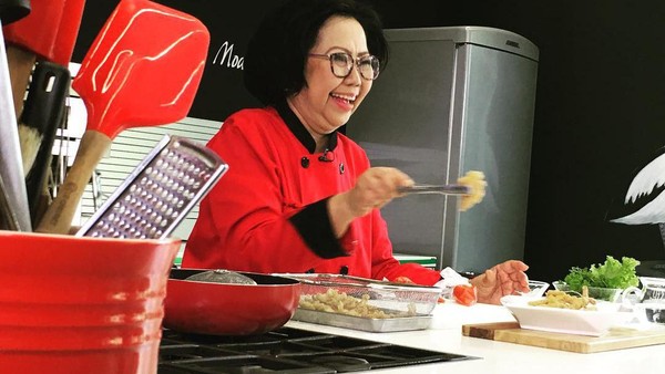 Sisca Soewitomo Gantung Panci, Yuk Lihat Lagi 10 Momen Masaknya