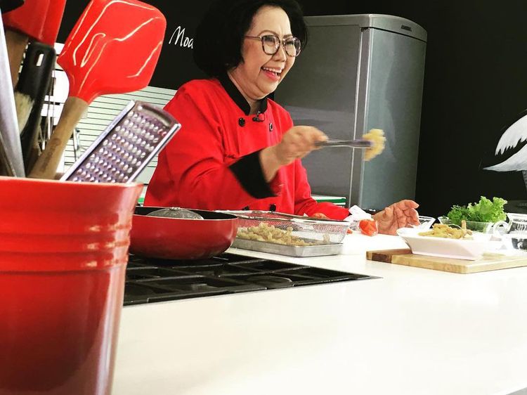 Sisca Soewitomo Gantung Panci, Yuk Lihat Lagi 10 Momen Masaknya