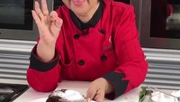 Beliau dikabarkan pamit dari dunia kuliner dengan kalimat gantung panci. Padahal ia sudah berkiprah di dunia kuliner selama puluhan tahun. Ia dikenal publik melalui program memasak Aroma yang tayang di salah satu stasiun televisi swasta. Foto: Instagram @sisca.soewitomo