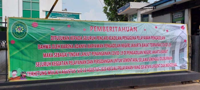 Spanduk Pemberitahuan di Depan PN Jakbar