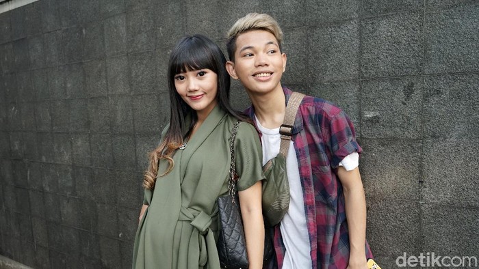 Tegar Septian dan istrinya, Sarah Sheila Kamilia saat ditemui di kawasan Trans TV.