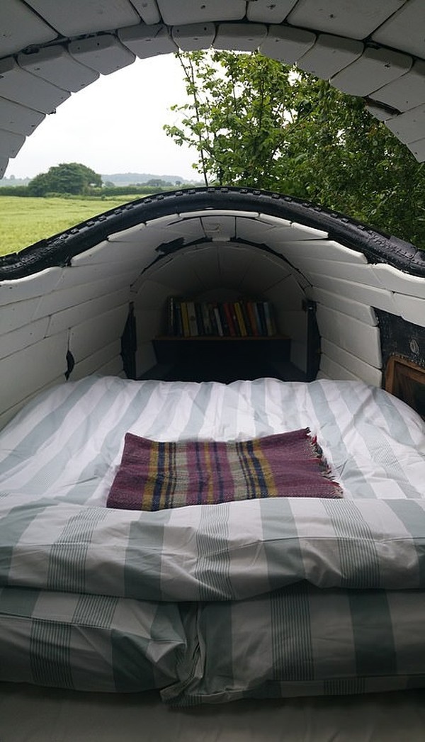 Traveler yang menginap di sini bisa tidur sambil melihat bintang-bintang di angkasa lewat jendela kokpit pesawat. Dan membeli pesawat tersebut dari tempat pembuangan besi tua di Bristol pada tahun 2018. (dok. airbnb) Traveler yang menginap di sini bisa tidur sambil melihat bintang-bintang di angkasa lewat jendela kokpit pesawat. Dan membeli pesawat tersebut dari tempat pembuangan besi tua di Bristol pada tahun 2018. (dok. airbnb)