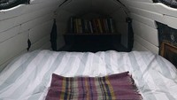 Traveler yang menginap di sini bisa tidur sambil melihat bintang-bintang di angkasa lewat jendela kokpit pesawat. Dan membeli pesawat tersebut dari tempat pembuangan besi tua di Bristol pada tahun 2018. (dok. airbnb)
