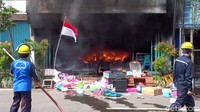 Api membakar bangunan seisinya.