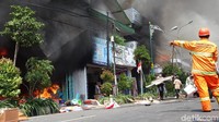 Asap hitam pekat membubung dari lokasi kebakaran.