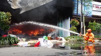Kondisi cuaca yang panas ditambah tiupan angin yang kencang serta barang-barang di dalam toko membuat api sulit dipadamkan. 