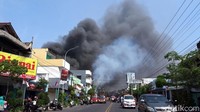Hingga 2 jam sejak kebakaran diketahui, api terus membara dan petugas gabungan masih berkutat di lokasi kejadian.