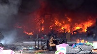 Api membakar tiga toko perabot rumah tangga di Jalan Kartini, Rembang.