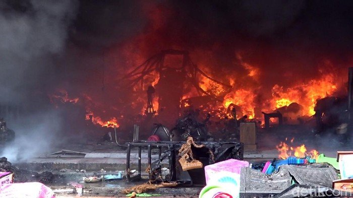 Toko Perabot di Rembang Dilalap Si Jago Merah Tiga toko perabot rumah tangga yang berada di Jalan Kartini, Rembang, terbakar, Rabu (5/8/2020). Toko perabot itu mulai terbakar sekitar pukul 11.45 WIB.