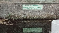 Dari prasasti yang ada di lokasi, diketahui Umbul Gedong ini dibangun oleh Keluarga Tjokro. Tanggal pembangunannya 5 Oktober 1957.