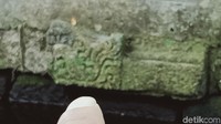 Pantauan detikTravel di lokasi, ceceran puluhan batu bekas reruntuhan candi tersebar di banyak lokasi. Di umbul yang terdiri atas tiga kolam itu, fondasi tersusun dari blok batu polos dan bertakik, seperti ada relief terukir di batu itu.