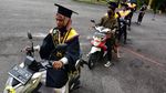 Wisudawan Ini Naik Onthel Saat Hadiri Wisuda Drive Thru