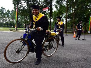 Wisudawan Ini Naik Onthel Saat Hadiri Wisuda Drive Thru