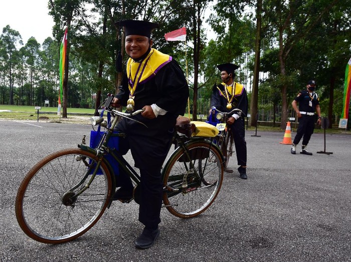 Wisudawan Ini Naik Onthel Saat Hadiri Wisuda Drive Thru Universitas Lancang Kuning Riau gelar wisuda drive thru di tengah pandemi COVID-19. Sejumlah wisudawan pun hadiri wisuda drive thru dengan menaiki sepeda onthel