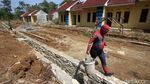 Aksi Spiderman Bangun Rumah Bersubsidi di Sukoharjo