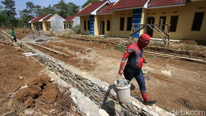 Aksi Spiderman Bangun Rumah Bersubsidi di Solo Petugas pakai kostum Spiderman saat bangun rumah bersubsidi di Solo. Diketahui, Kementerian PUPR alokasikan anggaran Rp 11 triliun untuk bangun rumah bersubsidi