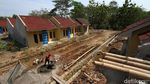 Aksi Spiderman Bangun Rumah Bersubsidi di Sukoharjo