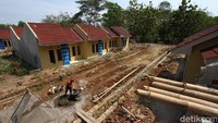 Pekerja yang mengenakan kostum Spiderman itu tampak membawa troli berisi adonan semen yang akan digunakan untuk membangun rumah bersubsidi.