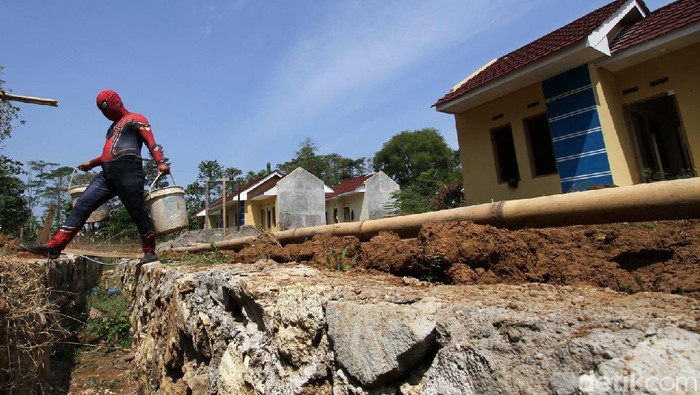 Aksi Spiderman Bangun Rumah Bersubsidi di Solo Petugas pakai kostum Spiderman saat bangun rumah bersubsidi di Solo. Diketahui, Kementerian PUPR alokasikan anggaran Rp 11 triliun untuk bangun rumah bersubsidi